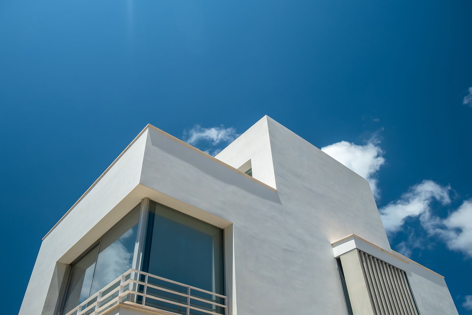 luxury-minimalist-villa-XANENZK.jpg